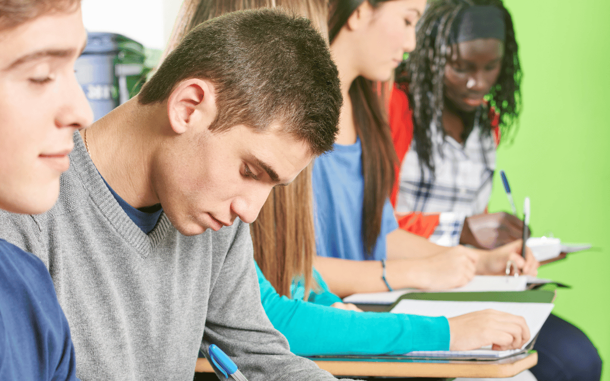 Academia de oposiciones con alumnos preparando temario
