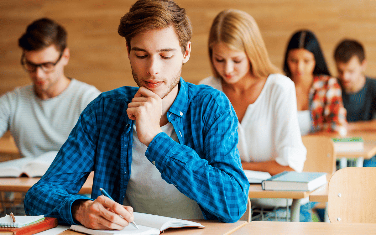 Preparación de oposiciones docentes con alumnos estudiando en aula