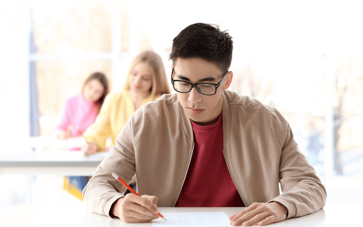 Alumno preparando oposiciones docentes con apuntes y esquemas
