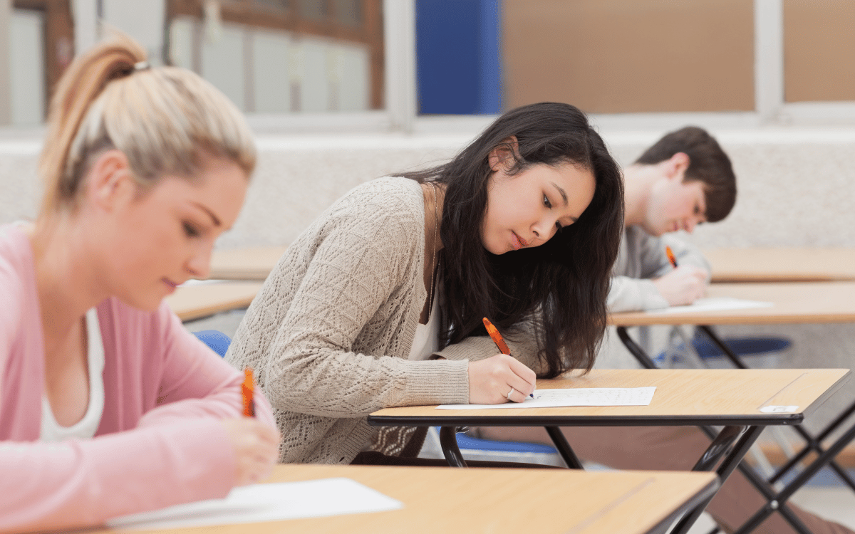 Clase de preparación de oposiciones con explicación del profesor